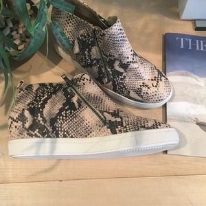 [Women] Time & Tru Snakeskin Sneakers